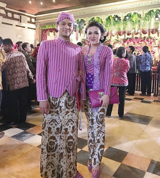 Gaya 8 pasang seleb kembaran baju saat kondangan, so sweet banget