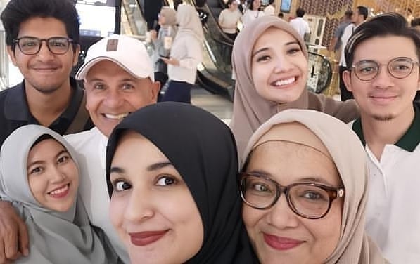 Potret 9 seleb & ibu sambung yang terpaut usia tak terlalu jauh