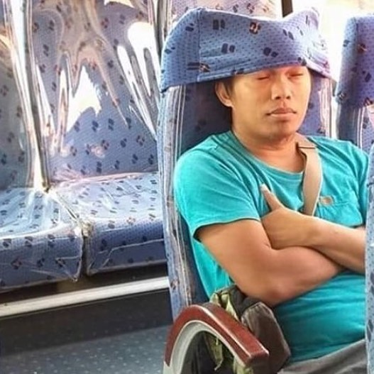 10 Potret orang ngantuk berat di kendaraan umum ini kocak