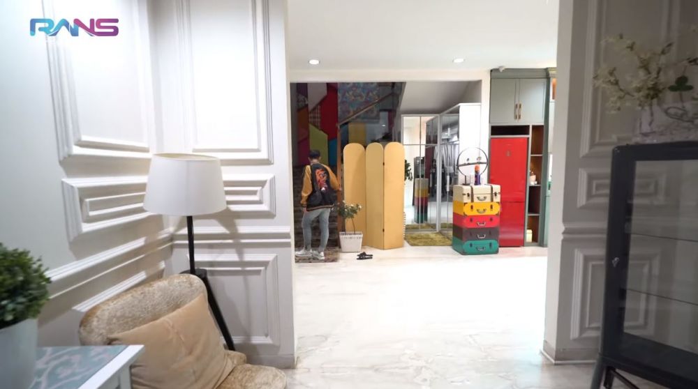 11 Potret terbaru rumah Raffi Ahmad usai renovasi, sofanya canggih