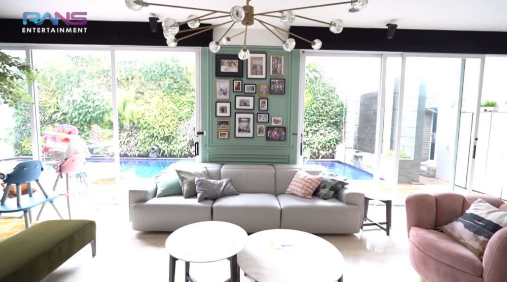 11 Potret terbaru rumah Raffi Ahmad usai renovasi, sofanya canggih