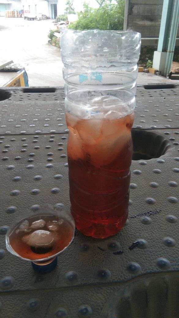 10 Potret nyeleneh orang minum teh ini bikin nyengir lebar