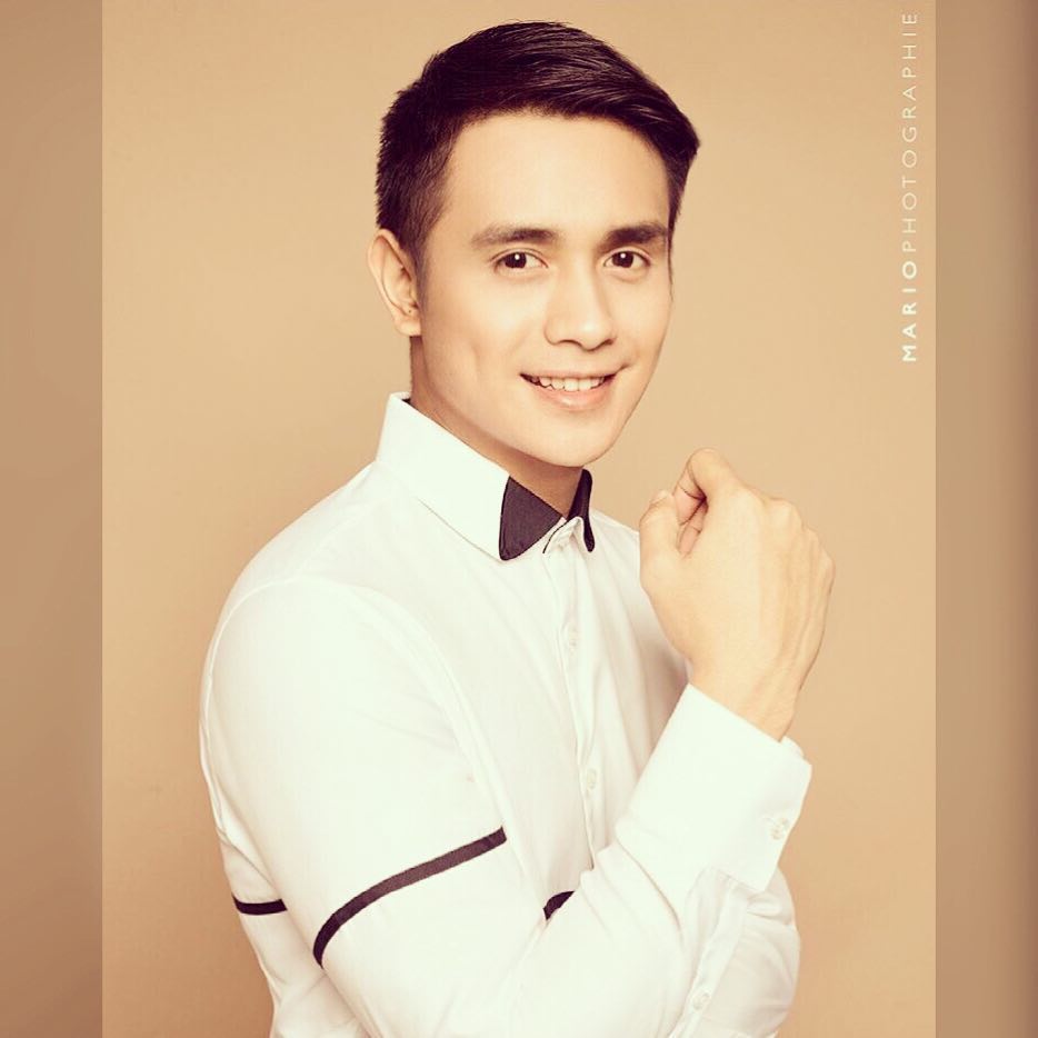 8 Potret Ajun Perwira di awal karier, gaya rambutnya ikonik