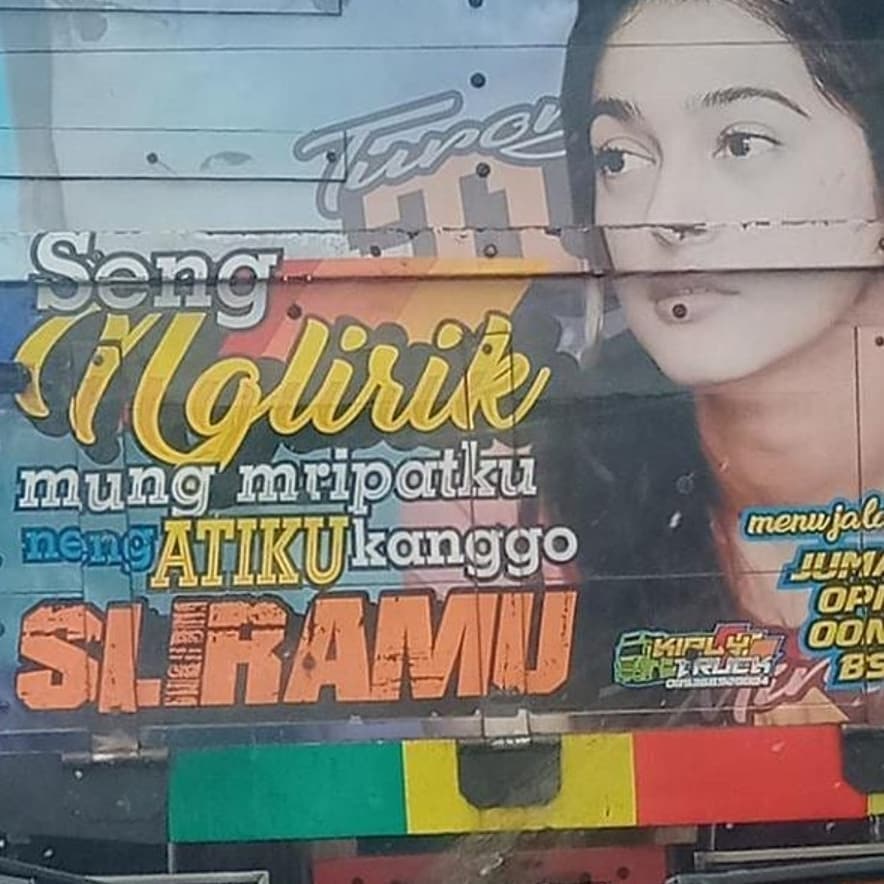Potret 11 pesinetron cewek di bak truk, tulisannya bikin salah fokus