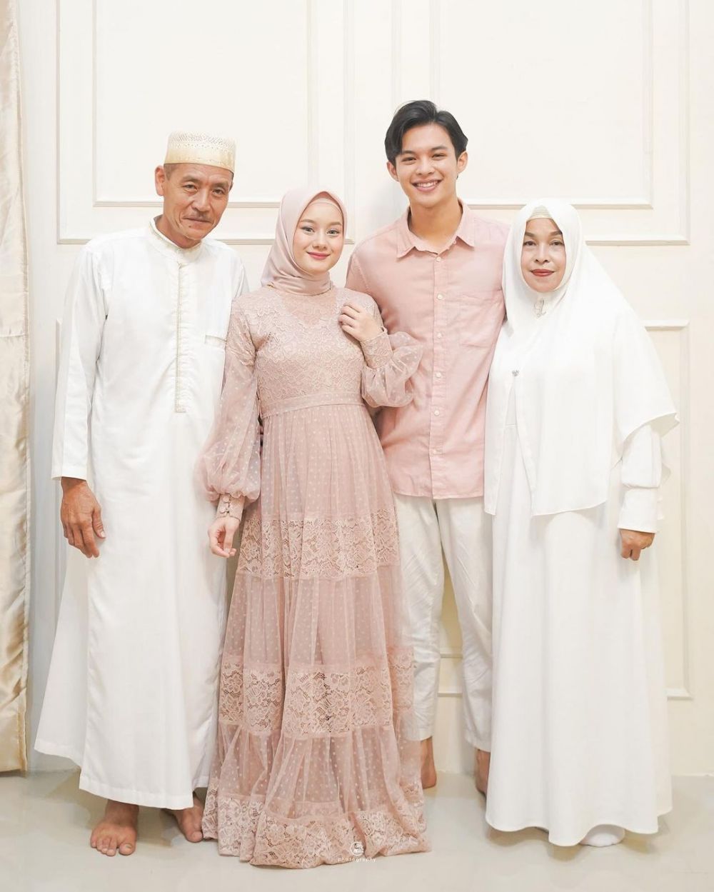 Momen syukuran 4 bulanan 7 seleb, Tata Janeeta usung dresscode putih