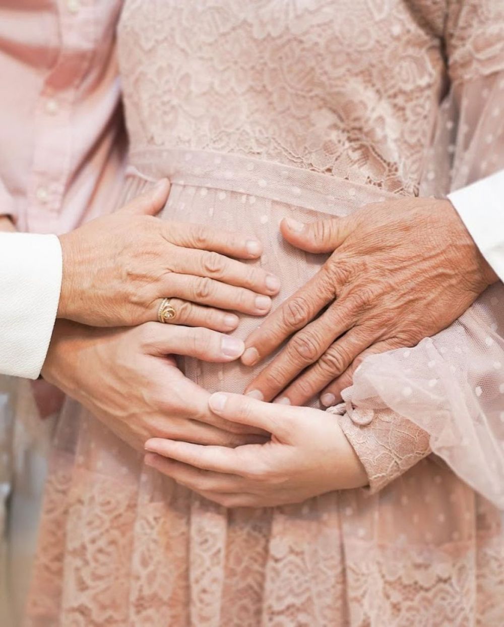 8 Potret Dinda Hauw pamer baby bump, auranya makin terpancar