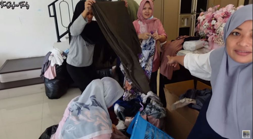 8 Momen Shireen Sungkar pindah rumah, bagi puluhan baju untuk karyawan