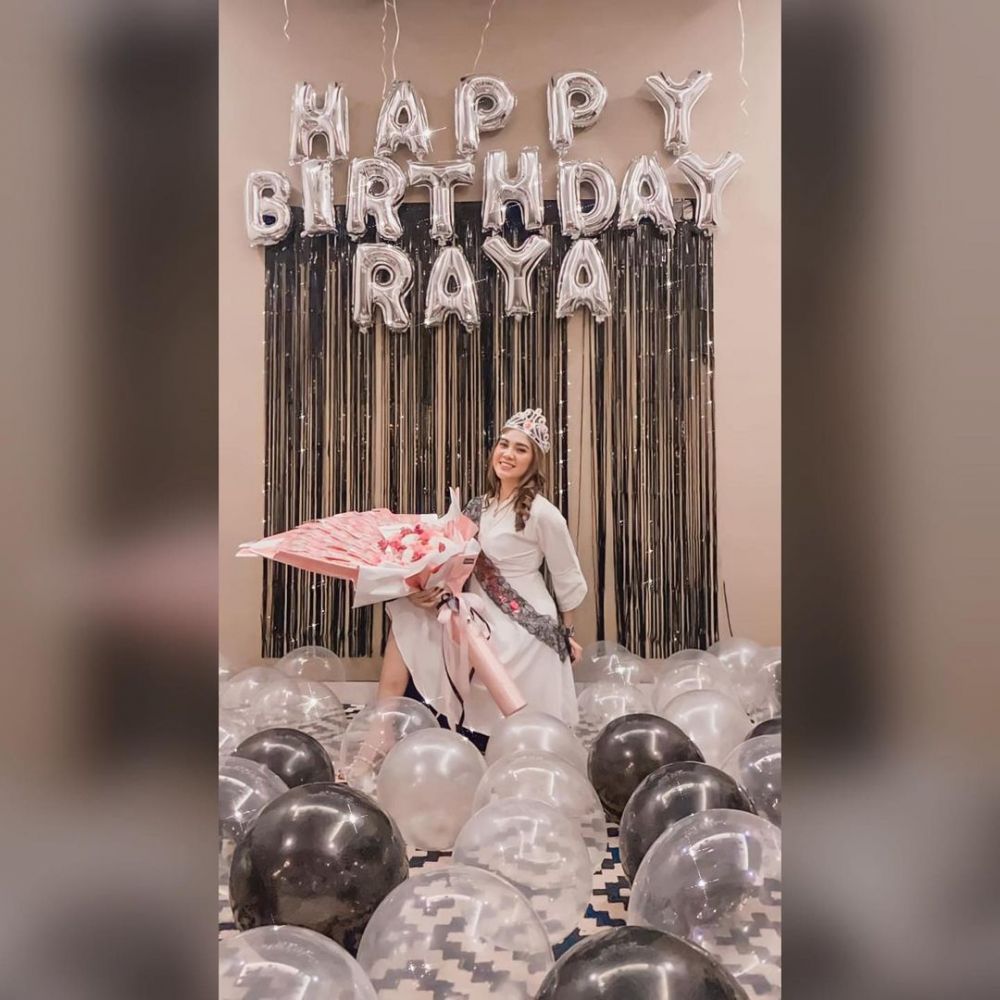 10 Momen kejutan ulang tahun Raya Kitty, buket bunganya jadi sorotan