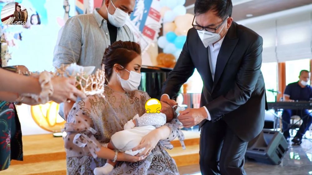 8 Momen acara selapanan anak Momo Geisha, penuh kehangatan