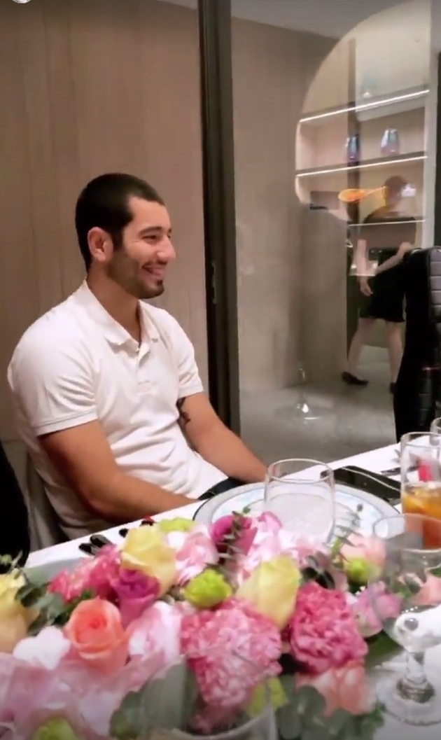 10 Momen Adinda Bakrie pasca lahiran, gelar pesta di kamar mewah