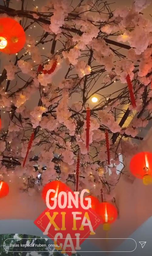 8 Potret dekorasi rumah Ruben Onsu saat rayakan Imlek, meriah banget