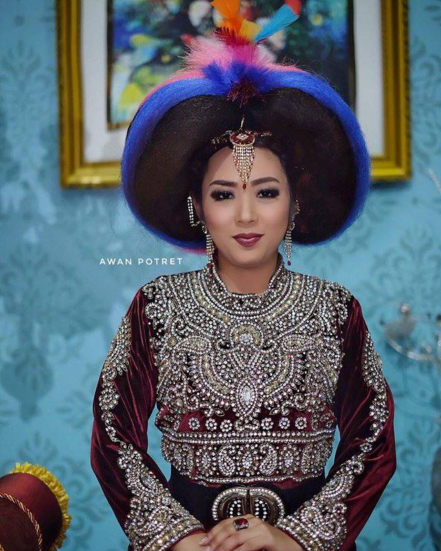 Potret 11 seleb dengan hiasan kepala estetik, tampilannya memukau