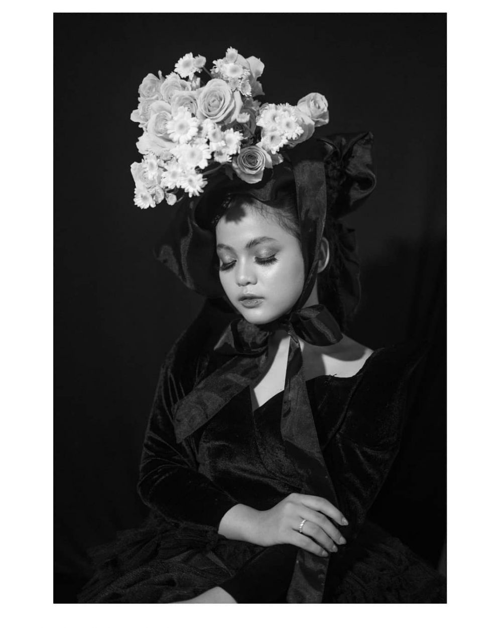 7 Gaya pemotretan Putri D'Academy bertema Woman In Black, memesona