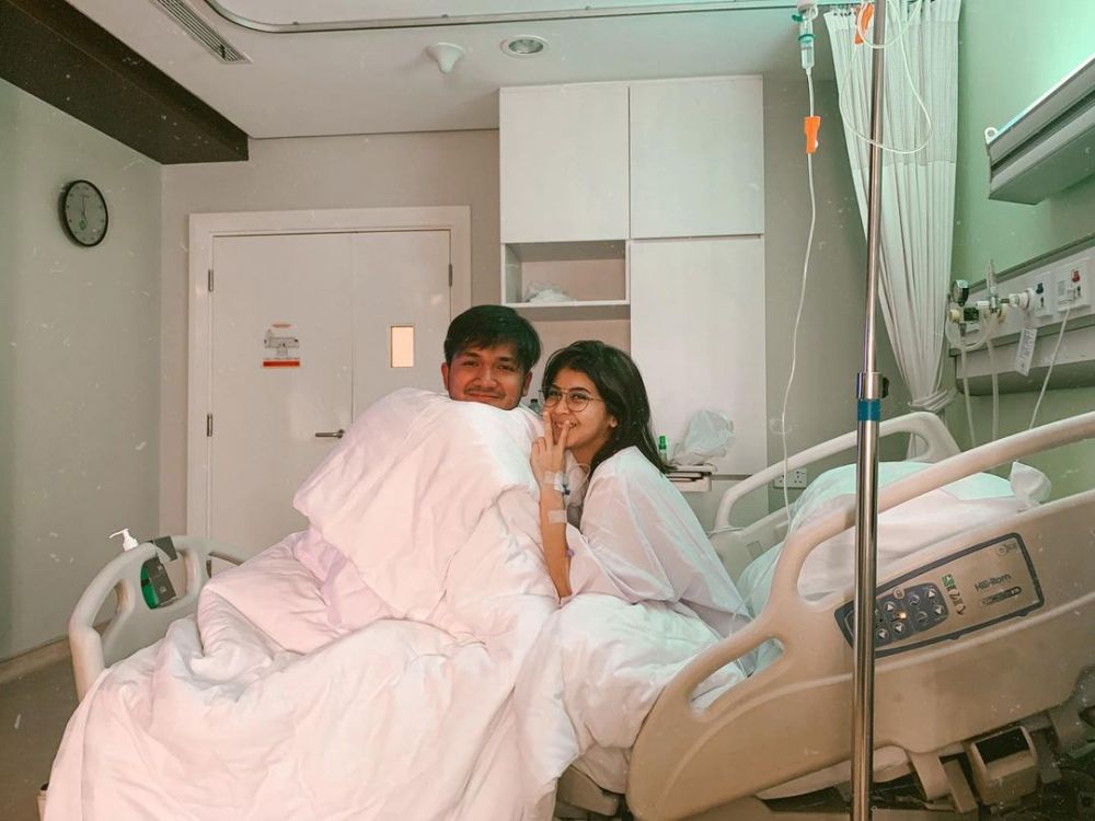 10 Potret Kesha Ratuliu dan Adhi Permana dari pacaran hingga nikah