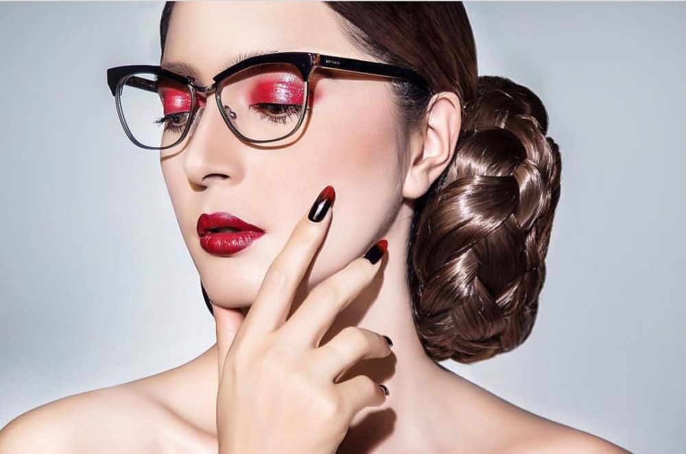 Biasa tampil natural, ini 10 potret Nabila Syakieb pakai makeup tebal