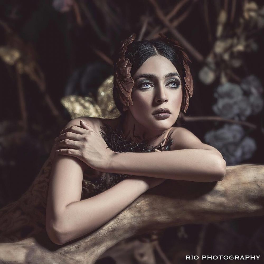 Biasa tampil natural, ini 10 potret Nabila Syakieb pakai makeup tebal