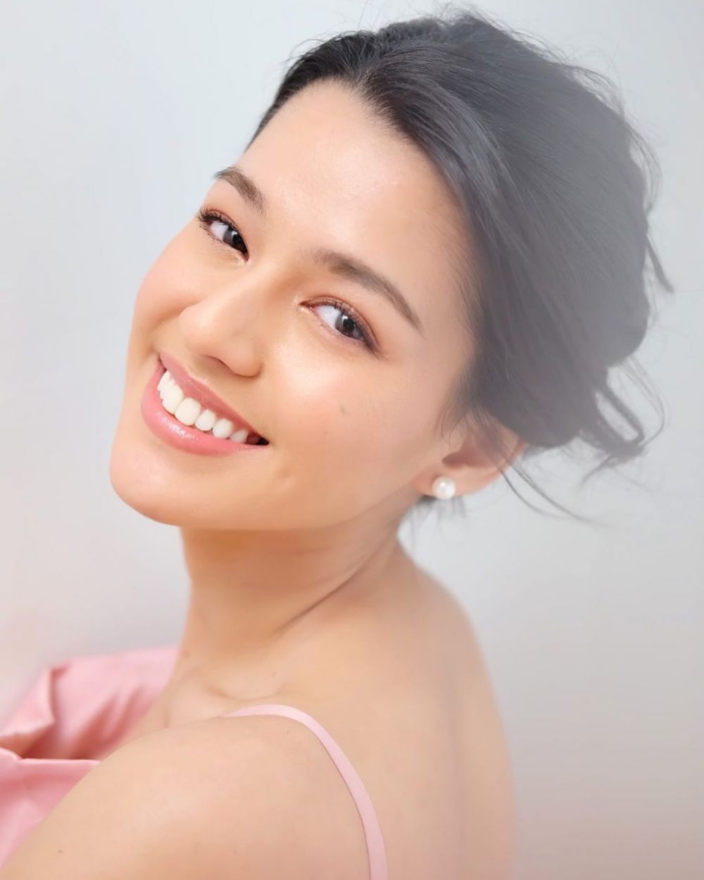 9 Gaya pemotretan Susan Sameh dengan berbagai tema, cantik nan elegan