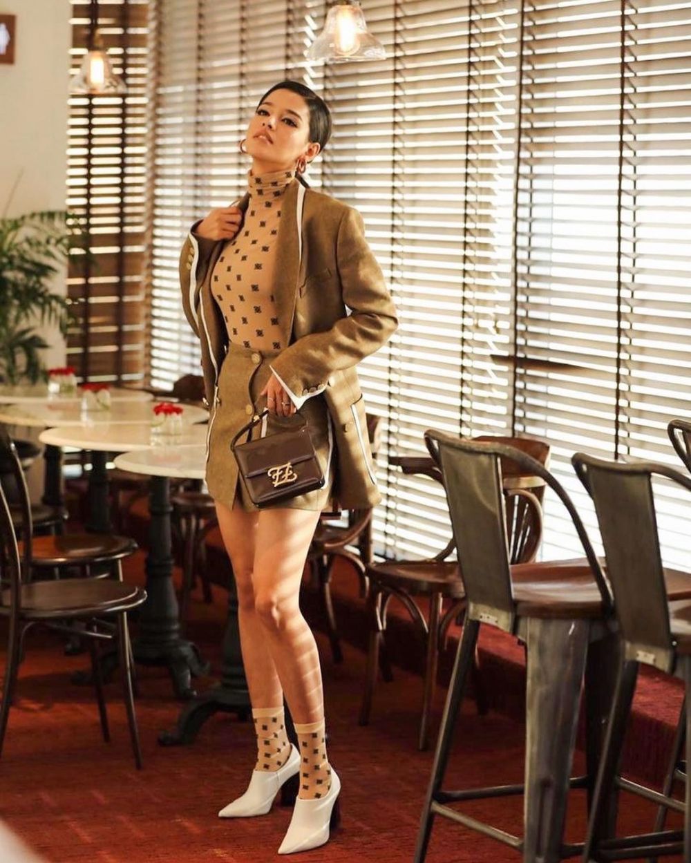 9 Gaya pemotretan Susan Sameh dengan berbagai tema, cantik nan elegan