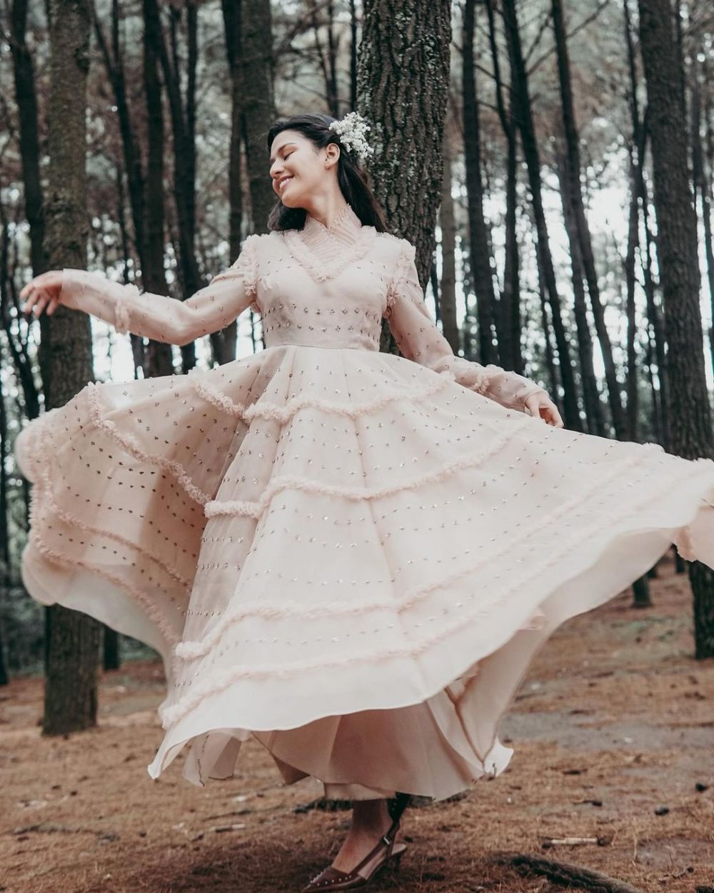 9 Gaya pemotretan Susan Sameh dengan berbagai tema, cantik nan elegan