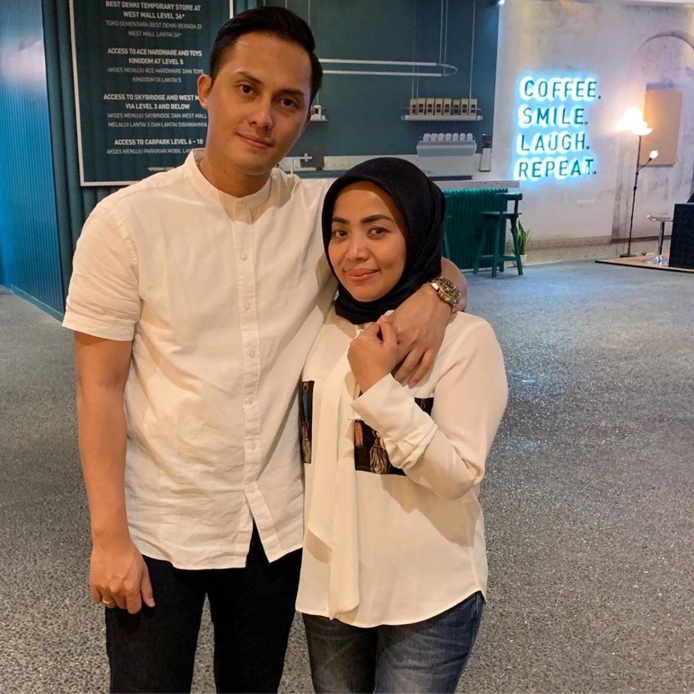 7 Potret Muzdalifah saat kenakan celana jeans, tampak lebih muda