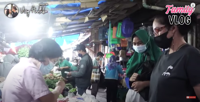 15 Momen Ussy Sulistiawaty kalap belanja di pasar, habis jutaan rupiah
