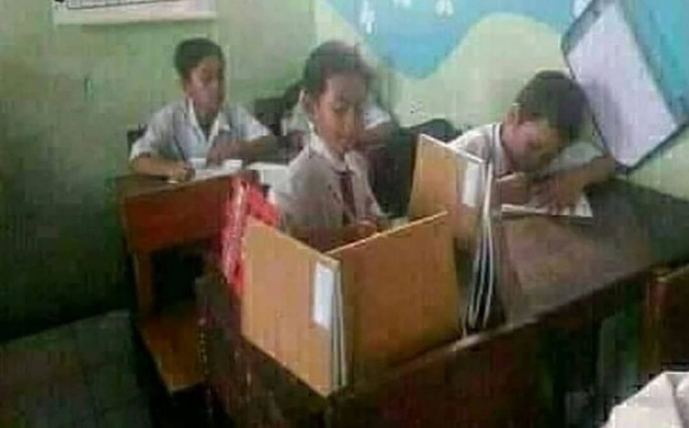 10 Aksi jenaka murid yang duduk di kursi belakang, bikin ngakak