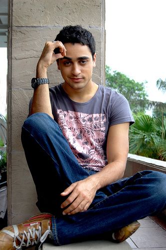 Potret lawas 8 aktor Bollywood bermarga Khan, parasnya curi perhatian