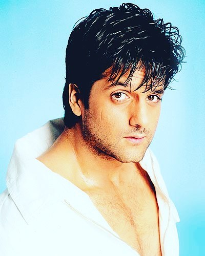 Potret lawas 8 aktor Bollywood bermarga Khan, parasnya curi perhatian