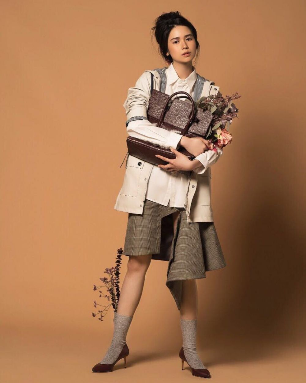 10 Gaya pemotretan Laura Basuki, cantik dengan tema floral