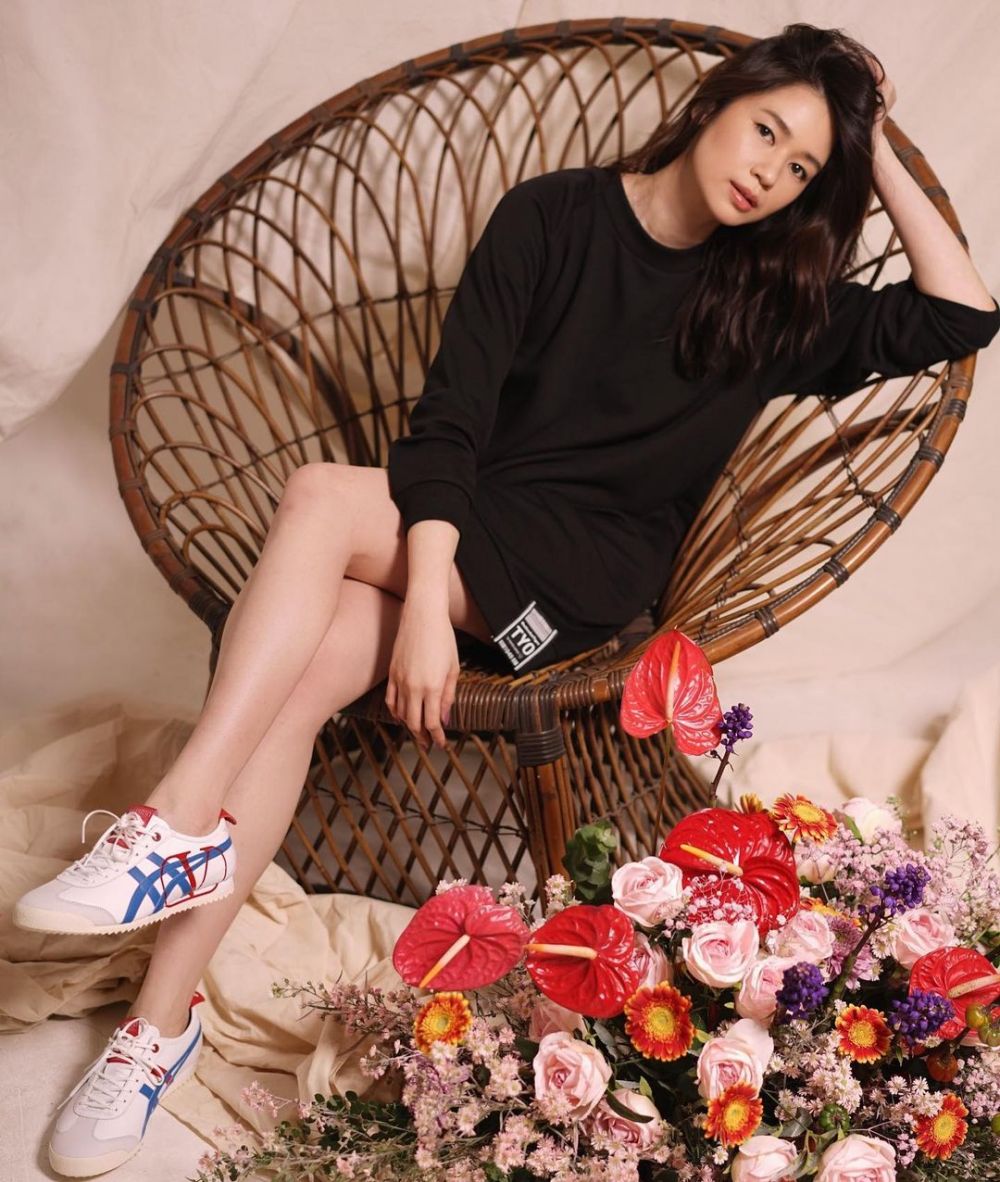 10 Gaya pemotretan Laura Basuki, cantik dengan tema floral
