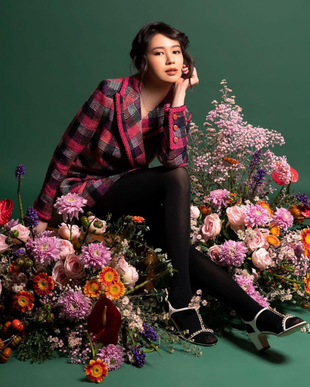 10 Gaya pemotretan Laura Basuki, cantik dengan tema floral