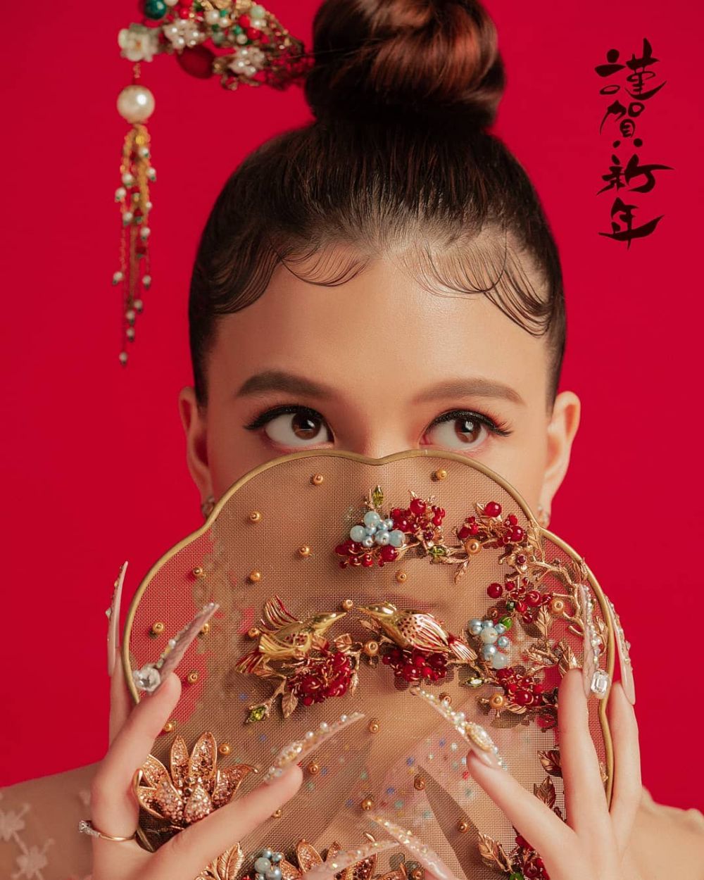 10 Gaya pemotretan Cassandra Lee bertema Imlek, anggun dan memesona
