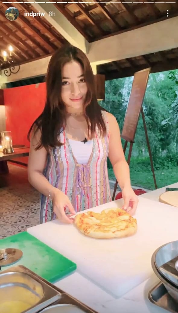 8 Momen liburan Nikita Willy di Magelang, piknik di pinggir sungai