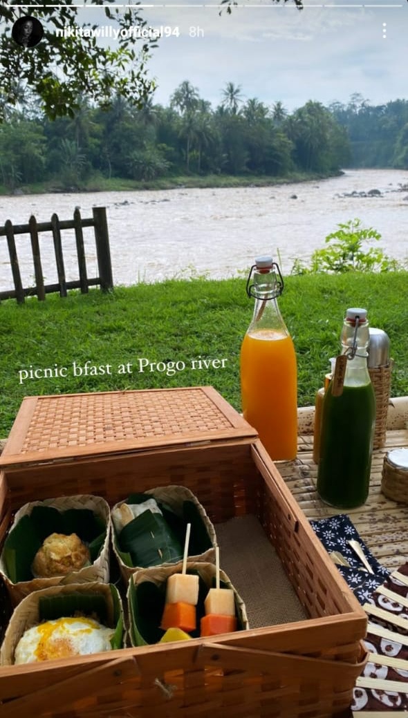 8 Momen liburan Nikita Willy di Magelang, piknik di pinggir sungai