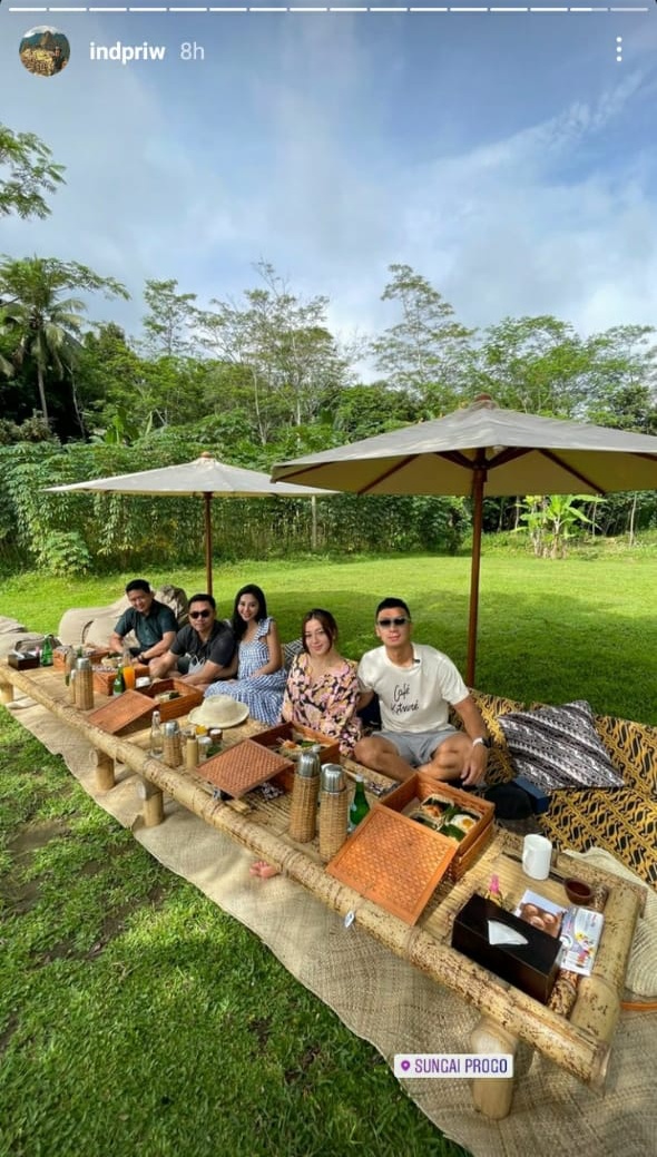 8 Momen liburan Nikita Willy di Magelang, piknik di pinggir sungai