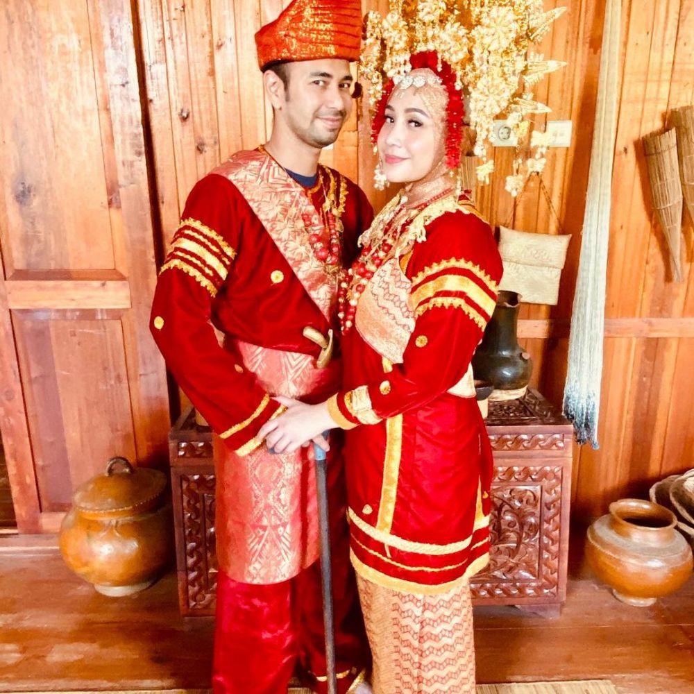 Penampilan 6 pasangan seleb dandan ala pengantin, totalitas abis