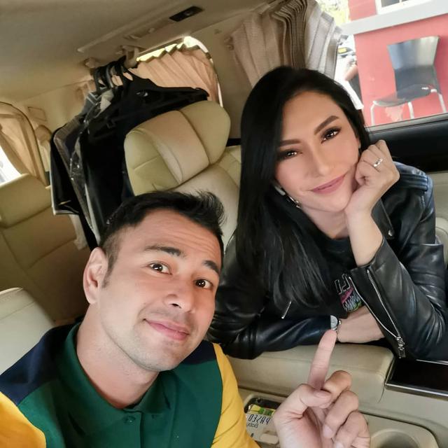 Momen 8 seleb main film bareng mantan, nggak lagi canggung