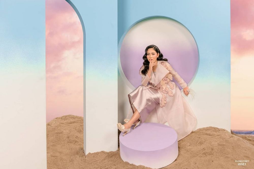 7 Gaya Rachel Vennya dengan rambut digerai dalam pemotretan terbaru