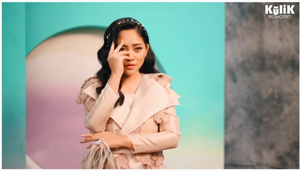 7 Gaya Rachel Vennya dengan rambut digerai dalam pemotretan terbaru