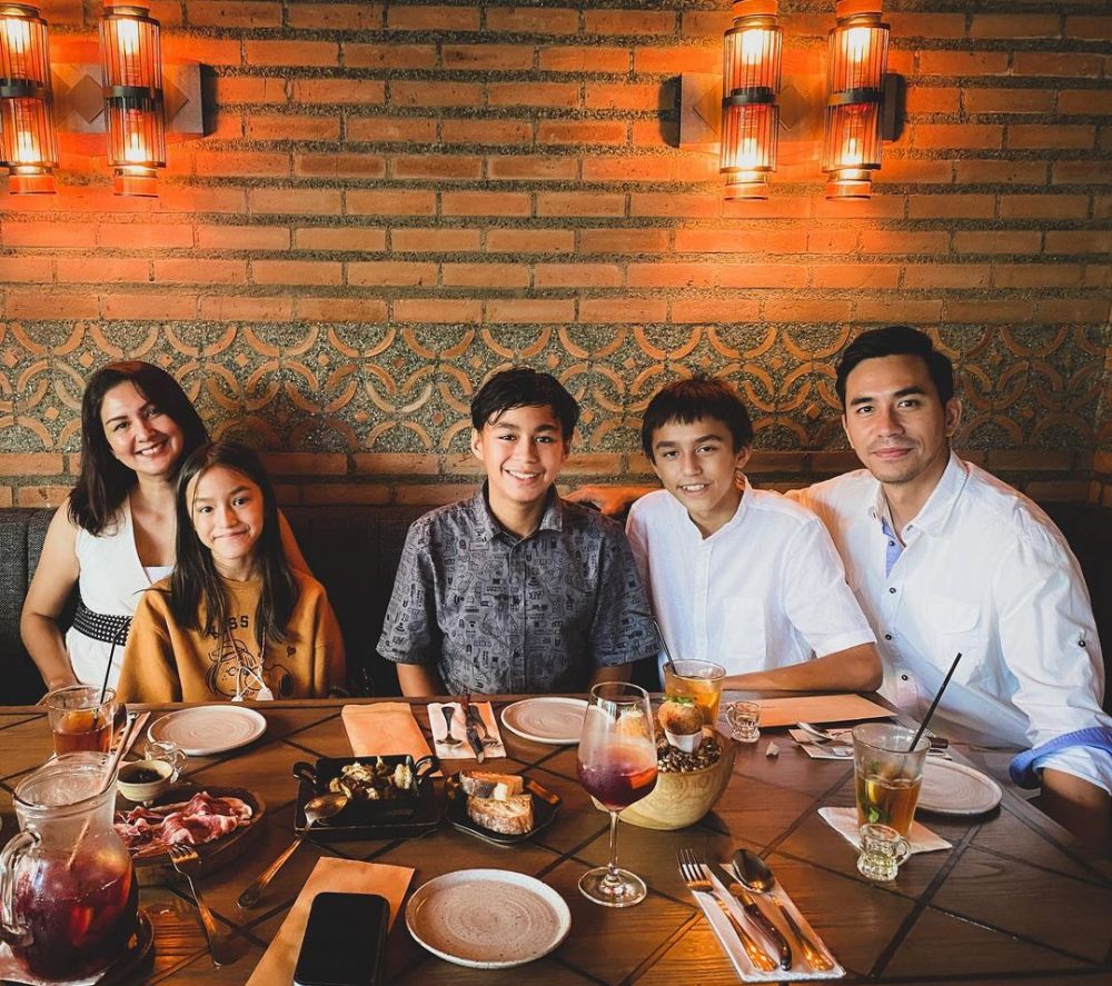 Momen dinner 10 pasangan seleb rayakan Valentine, romantis banget