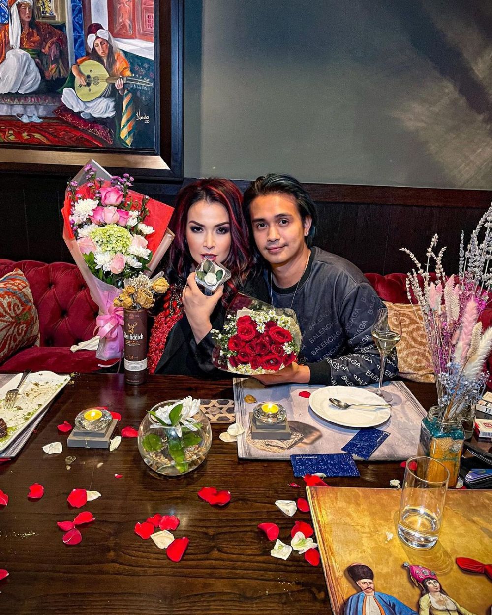 Momen dinner 10 pasangan seleb rayakan Valentine, romantis banget