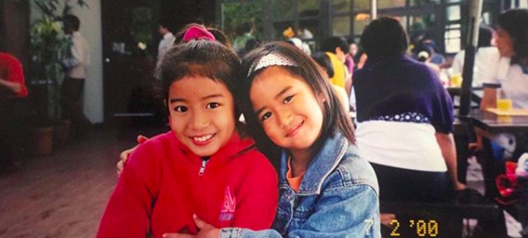 Bukan kembar, potret masa kecil 8 seleb bareng saudaranya ini mirip