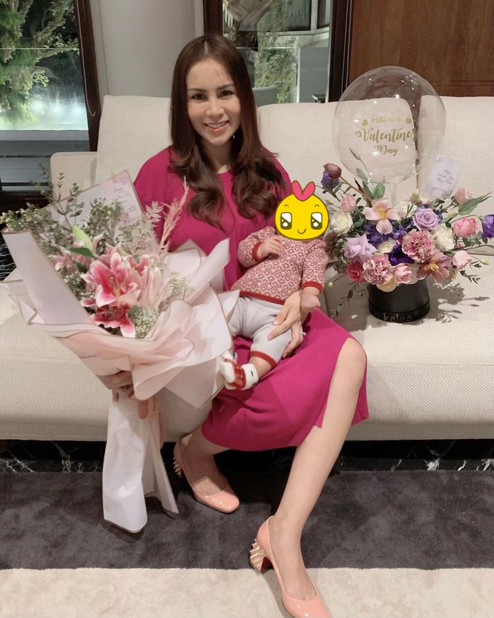 Momen bahagia 8 seleb dapat bunga pada hari Valentine, so sweet