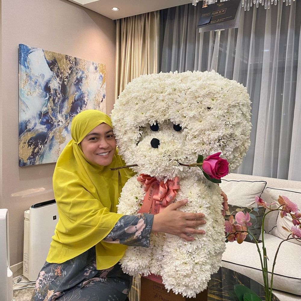 Momen bahagia 8 seleb dapat bunga pada hari Valentine, so sweet