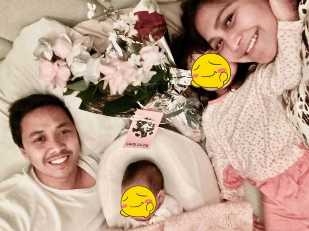 Momen bahagia 8 seleb dapat bunga pada hari Valentine, so sweet