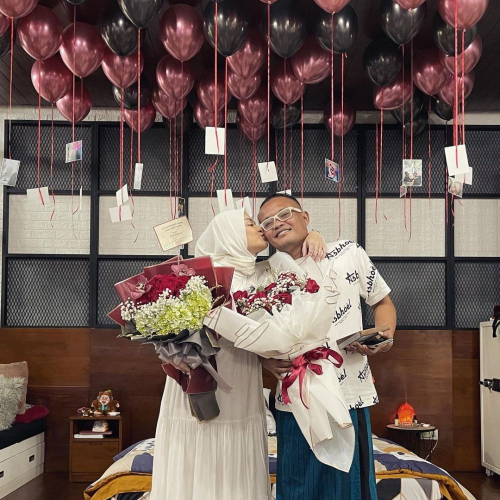 Momen bahagia 8 seleb dapat bunga pada hari Valentine, so sweet