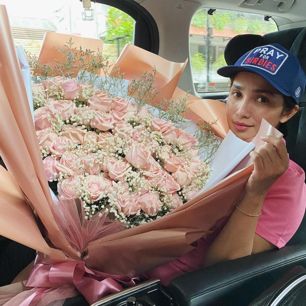 Momen bahagia 8 seleb dapat bunga pada hari Valentine, so sweet