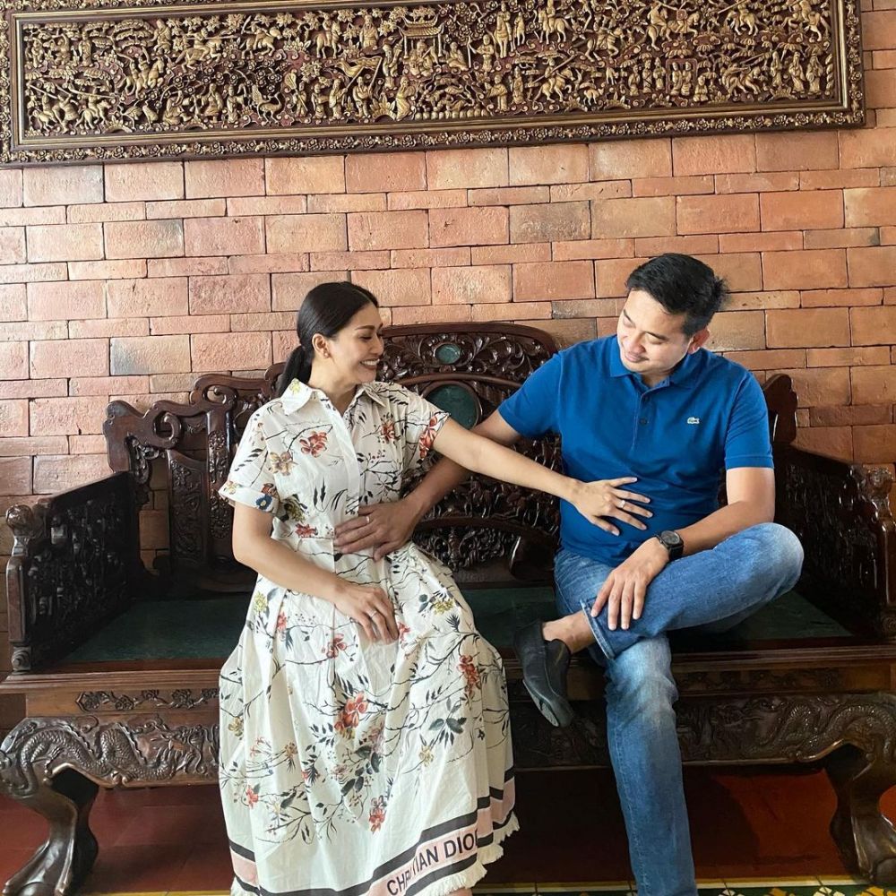 8 Gaya outfit hamil ala Tata Janeeta, simpel dan stylish