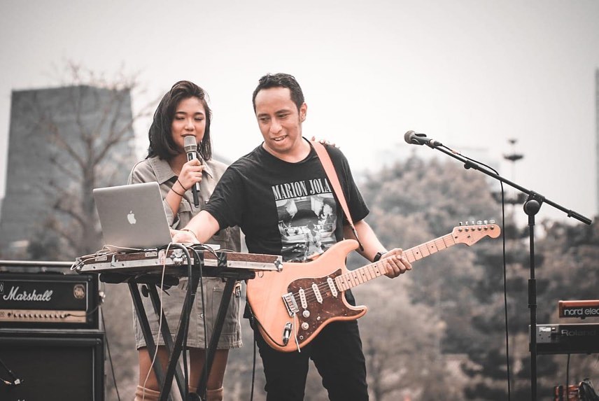 7 Potret Marion Jola dengan pacar baru, sering manggung bareng