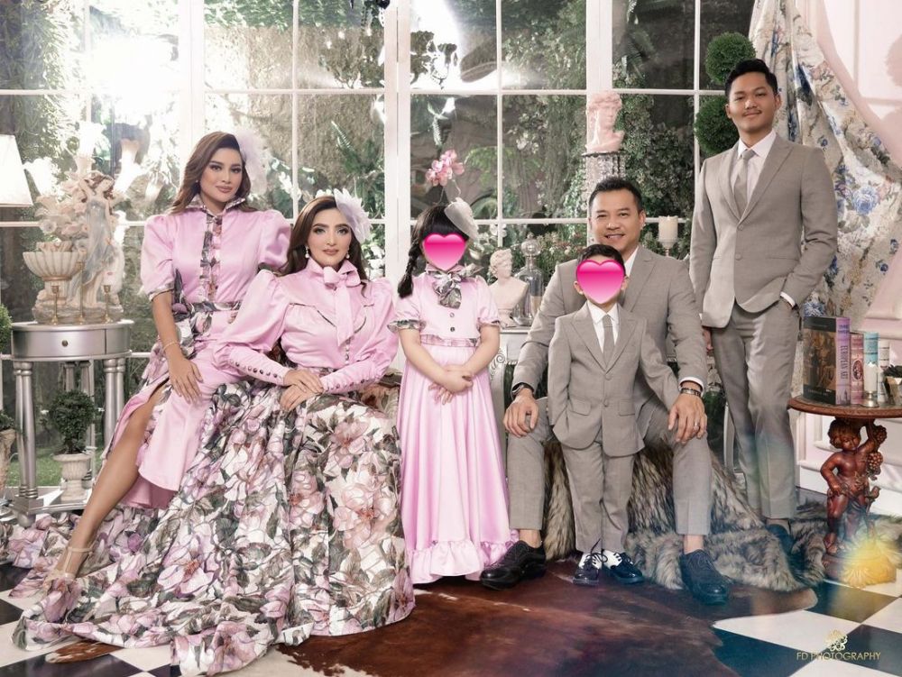 10 Pemotretan keluarga Hermansyah bertema Valentine, gayanya berkelas